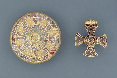 Juweel hanger kruis, uit Ixworth, Suffolk; en juweel schijf broche, uit Sarre, Kent, Angelsaksisch